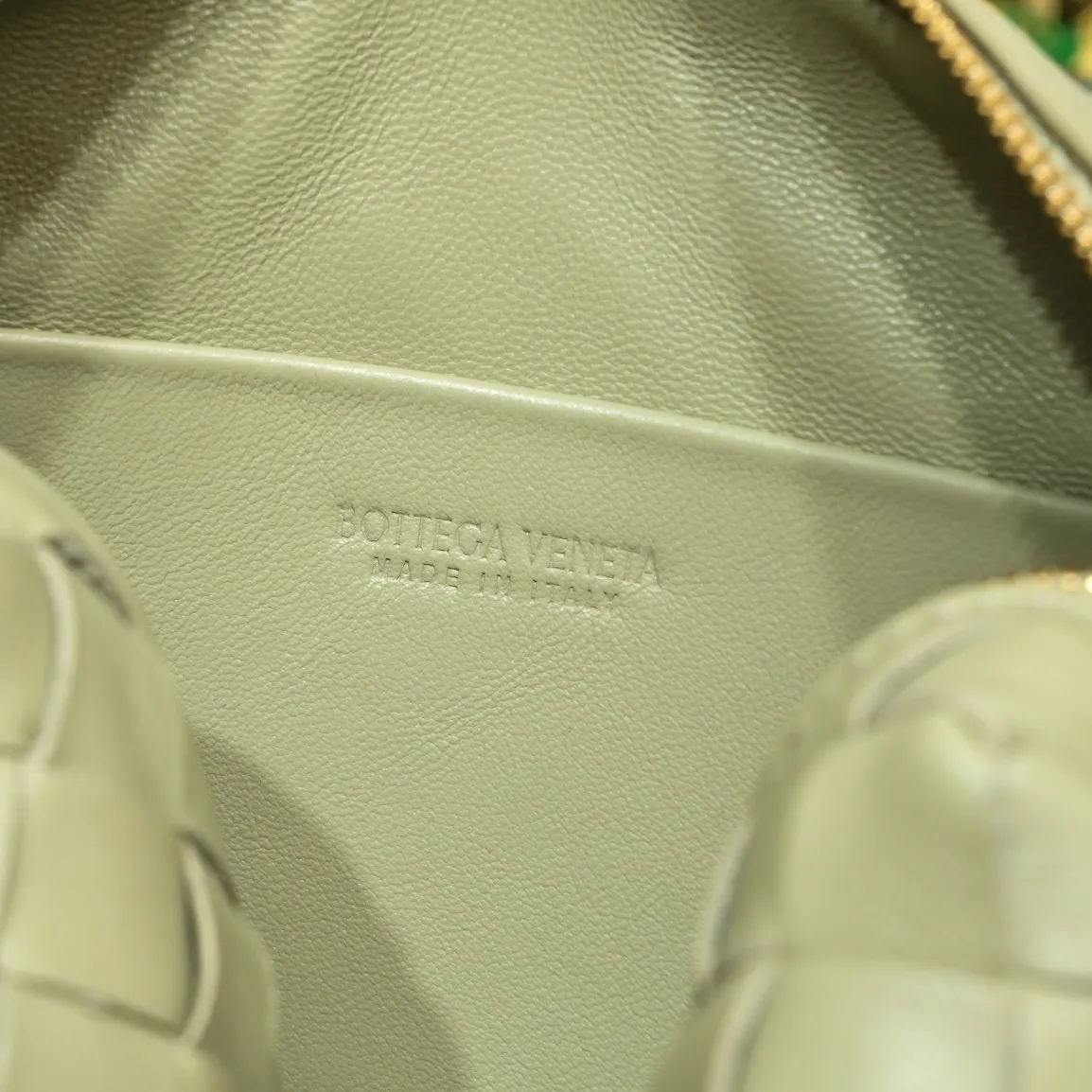 Batch 1260 B's new large Loop camera bag is here🔥Classic woven logo✅ The bag body is made of selected original sheepskin. The texture is soft and waxy. The simple square body is classic and versatile. The interior design is very practical. It has a lot of space and has an adjustable iconic leather drawstring. It can be said to be both elegant and practical. The design is very simple and elegant, with a kind of literary retro style. Size 22x15x8, model: 6684#